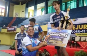 Semarak Kejurprov Voli U-19 Jatim 2025, Wakapolresta Banyuwangi Serahkan Penghargaan Juara