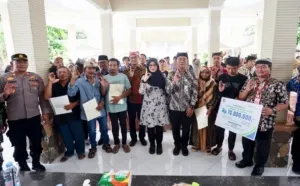 186 Nelayan Muncar Terima Sertifikat Tanah, Ipuk Tegaskan Kepastian Hukum Aset Pesisir Banyuwangi