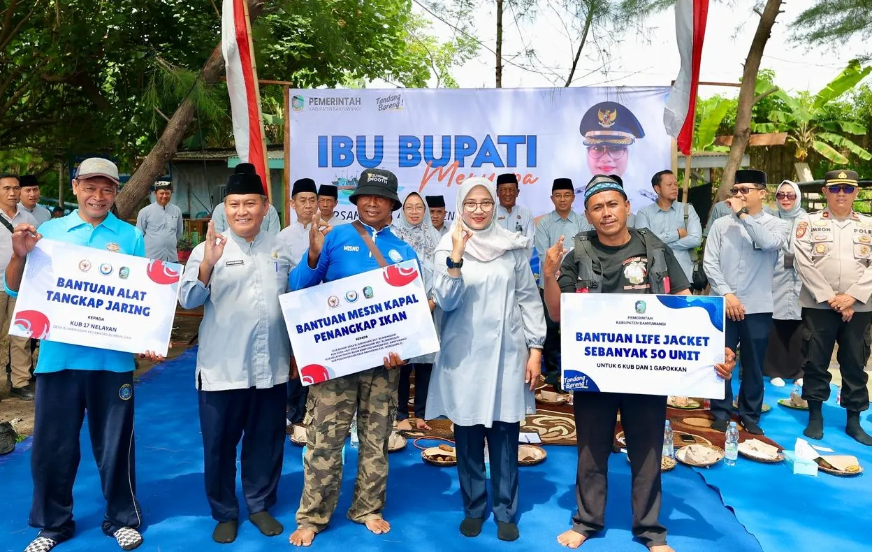 Bupati Banyuwangi Ipuk Fiestiandani Menyerahkan 12 Mesin Kapal dan Alat Keselamatan Untuk Meningkatkan Produktivitas Nelayan